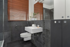 Shower, towels - Spacious Family Apartment by Renters (Poznan)