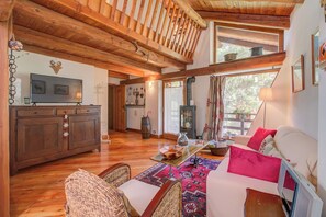 标准公寓, 1 间卧室, 山腰 (Romito Lodge Apartment Mountain) | 客厅 | 21-英寸智能电视 (配备数码频道)、立体声音响