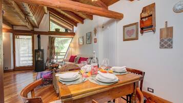 Standard Apartment, 1 Bedroom, Mountainside (Romito Lodge Apartment Mountain) | Dining room