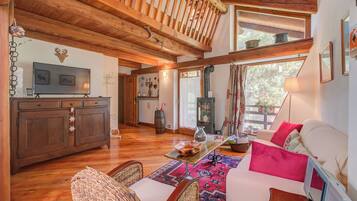 Căn hộ Tiêu chuẩn, 1 phòng ngủ, cạnh núi (Romito Lodge Apartment Mountain) | Phòng khách | Smart TV 21-inch có truyền hình kỹ thuật số, dàn stereo