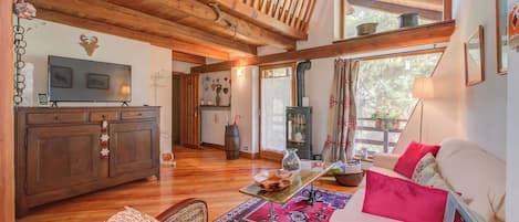 標準公寓, 多間臥室, 山旁 (Romito Lodge Apartment Mountain) | 客廳 | 21 吋智能電視連數碼電視頻道、音響