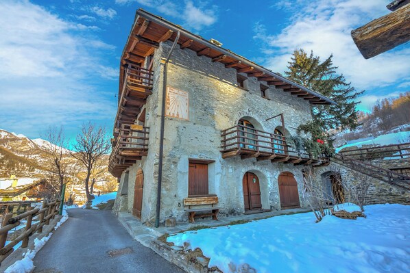 Front of property - Romito Lodge Apartment Mountain Retreat (Cesana Torinese)