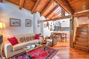 Lägenhet Standard - flera sovrum - intill bergen (Romito Lodge Apartment Mountain) | Vardagsrum | 21-tums smart-tv med digitalkanaler och en stereo