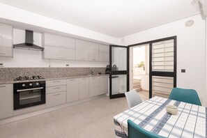 Fridge, microwave, oven, stovetop - Gustave Flaubert (La Marsa)