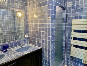 Secador de cabelo, toalhas de banho, sabonete, shampoo