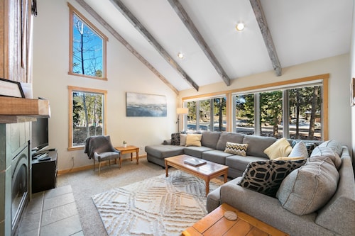 Mountain Views from Private Hot Tub and Balcony and Large Windows