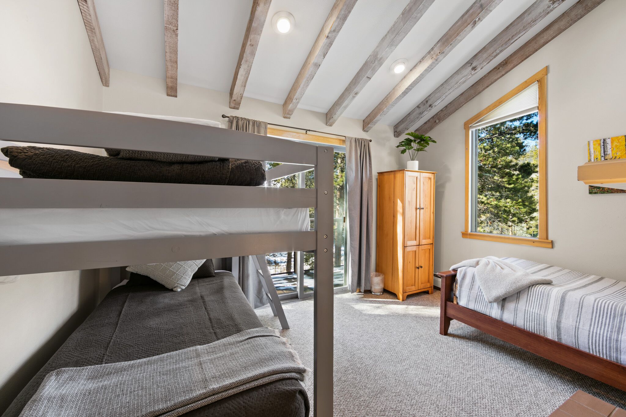 4 bedrooms, desk, free WiFi, bed sheets