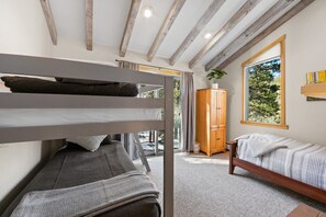 4 bedrooms, desk, free WiFi, bed sheets