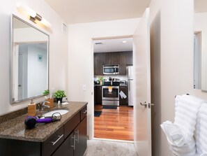 Apartamento, 2 habitaciones | Cocina privada | Frigorífico, horno, cafetera o tetera y tostadora