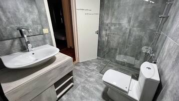 Sèche-cheveux, serviettes fournies, savon, papier toilette