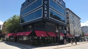 Um edifício de hotel moderno com uma placa de destaque 'VOLENS hotel'.