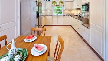 Villa, 5 Bedrooms | Dining