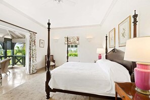 Un dormitorio amplio con cama con dosel, un ventanal y vistas al exterior.