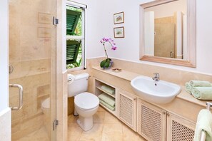 Villa, 5 Bedrooms | Bathroom | Towels