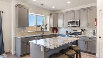 House, 4 Bedrooms | Private kitchen | Fridge, oven, coffee/tea maker, toaster