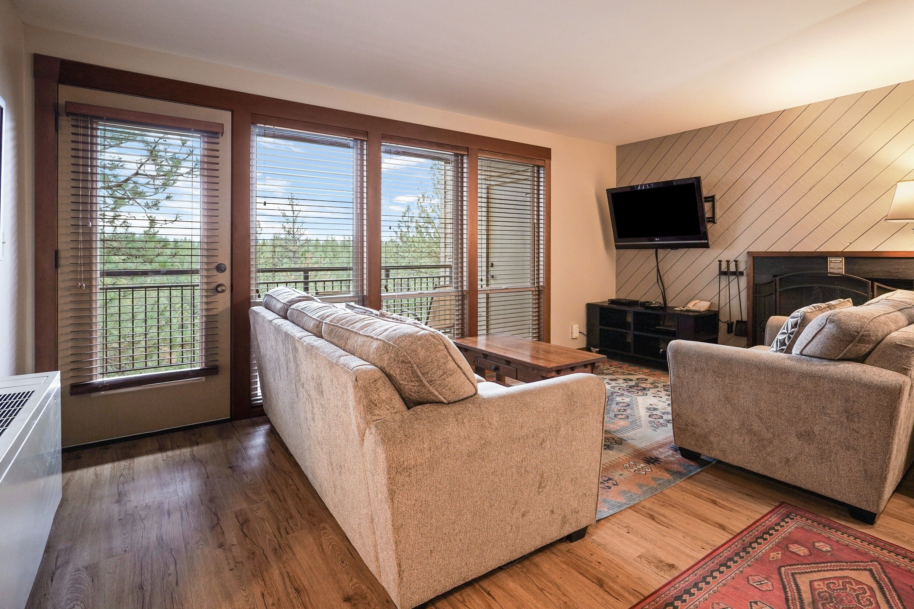 Condo, 3 Bedrooms | Ruang tamu | TV skrin rata, pemain DVD 