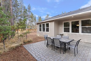 Outdoor dining - 172 Avocet 4 Bedroom Home by RedAwning (Bend)