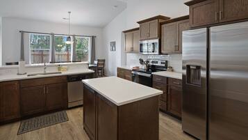 House, 4 Bedrooms | Private kitchen | Fridge, oven, coffee/tea maker, toaster