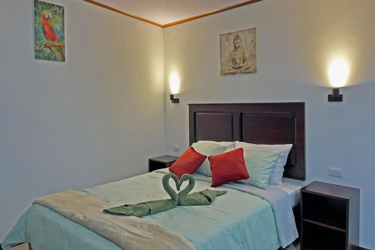 Baita Comfort, 1 letto queen con divano letto, angolo cottura, vista giardino | 1 camera, biancheria da letto di alta qualità, copriletto in piuma