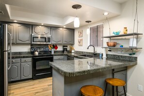 Frigorifero, microonde, forno, piano cottura