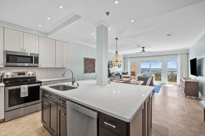 Kylskåp, mikrovågsugn, ugn och spishäll