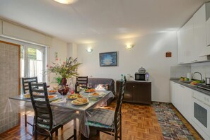 Familienapartment, Mehrere Schlafzimmer (Studio Saturno 23 in the city center) | Speisen