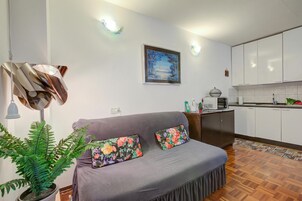 Family Apartment, 1 Bedroom, Balcony (Studio Saturno 23 in the city center) | Living room | Flat-screen TV