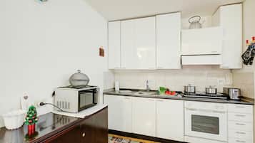 Familienapartment, 1 Schlafzimmer, Balkon (Studio Saturno 23 in the city center) | Eigene Kochnische | Esstisch