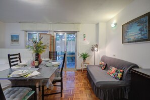 Familienapartment, Mehrere Schlafzimmer (Studio Saturno 23 in the city center) | Wohnzimmer | 21-Zoll-Flachbildfernseher mit Digitalempfang