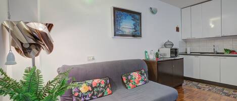 Family Apartment, Multiple Bedrooms (Studio Saturno 23 in the city center) | Living area | 21-inch flat-screen TV with digital channels