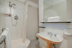 Family Apartment, Multiple Bedrooms (Studio Saturno 23 in the city center) | Bathroom | Shower, hair dryer, towels, soap - Studio Saturno 23 in the City Center (Sauze d'Oulx)