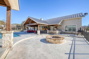 Terrace/patio - Whiskey Rio @ Frio Premier Rental Homes (Concan)