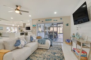 Interior - Screened Lanai w/ TV: Waterfront Cape Coral Home! (Cape Coral)