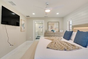 Interior - Screened Lanai w/ TV: Waterfront Cape Coral Home! (Cape Coral)