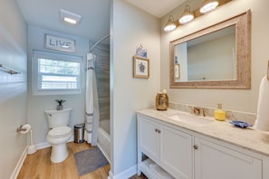 Interior - Beachy Wilmington Home: 6 Mi to Riverwalk + Dtwn! (Wilmington)
