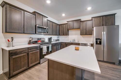 Chic Mesquite Townhome ~ 11 Mi to Downtown Dallas!