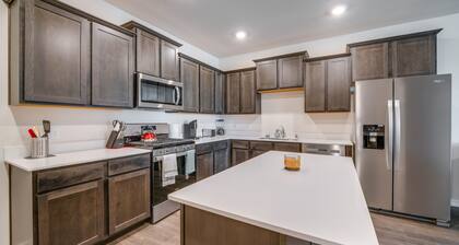 Chic Mesquite Townhome ~ 11 Mi to Downtown Dallas!