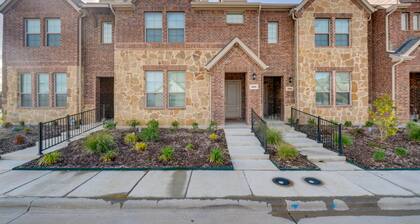 Chic Mesquite Townhome ~ 11 Mi to Downtown Dallas!