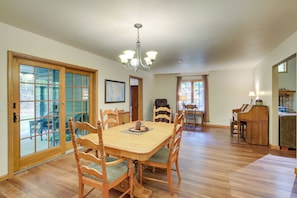 Interior - Family-friendly Home in Sturgeon Bay w/ Backyard (Sturgeon Bay)