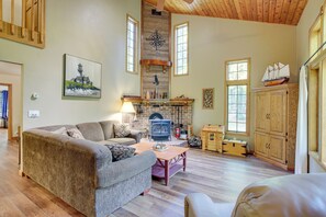 Front of property - Family-friendly Home in Sturgeon Bay w/ Backyard (Sturgeon Bay)