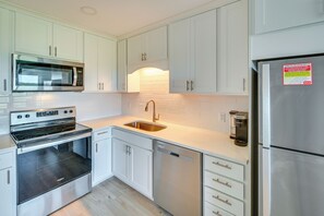 Apartment (2 Bedrooms) | Interior - Murrells Inlet Condo w/ Balcony & Pool: Near Pier! (Murrells Inlet)