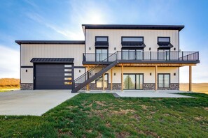 House (2 Bedrooms) | Interior - Views of Lewis & Clark Lake - Modern Apt w/ Deck (Crofton)