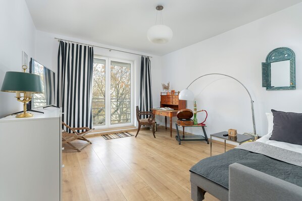 Escritorio, espacio para trabajar con laptop y ropa de cama