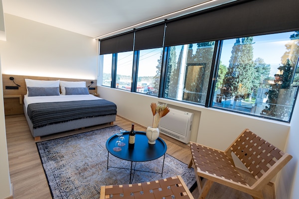 Standard Studio | In-room safe, blackout curtains, iron/ironing board, free WiFi