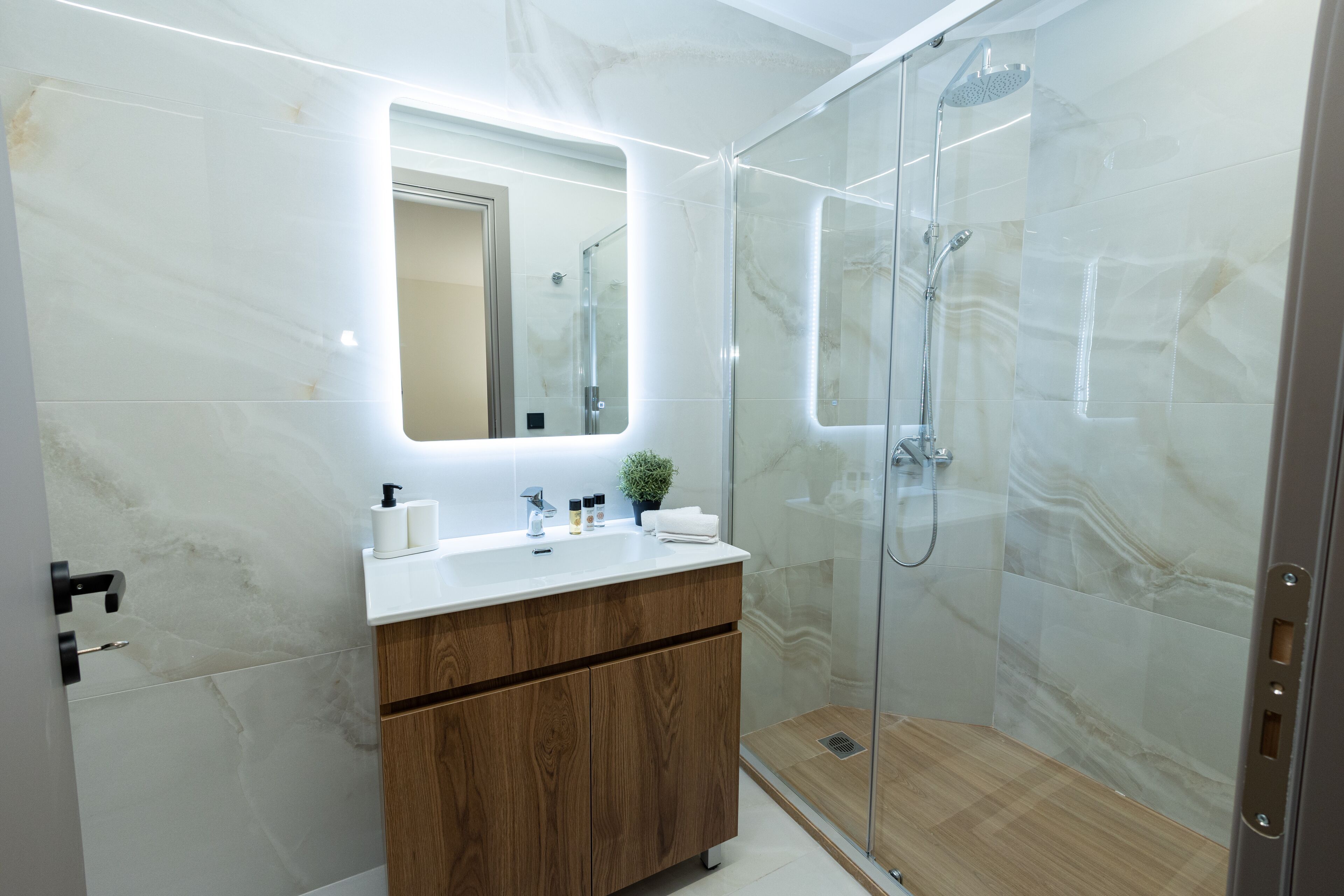 Superior studio | Badkamer | Een douche, een regendouche, gratis toiletartikelen, een haardroger