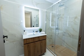 Superior Studio | Bathroom | Shower, rainfall showerhead, free toiletries, hair dryer - Athens Airport Living spaces (Spata-Artemida)
