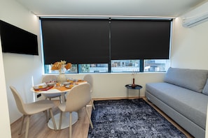 Superior-Studio | Wohnbereich | 40-Zoll-Smart-TV mit Digitalempfang