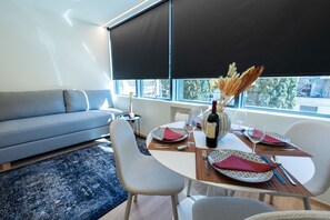 Studio – superior | Oppholdsområde | En 40-tommers smart-TV med digitale kanaler