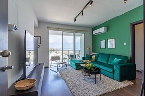 Smart TV - Harbor 401: Stylish 1-Bedroom Apartment in Larnaca (Cyprus - Larnaca)