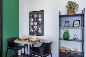 Dining - Harbor 401: Stylish 1-Bedroom Apartment in Larnaca (Cyprus - Larnaca)